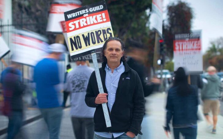 Сценарист и продюсер Билл Даймонд с плакатом «Нет слов» на забастовке Гильдии сценаристов у студии