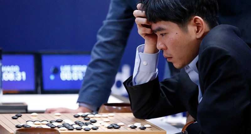 AlphaGo выиграла четыре игры против одной. Ли Седоль, профессиональный игрок из Южной Кореи, изучает доску после своего третьего поражения